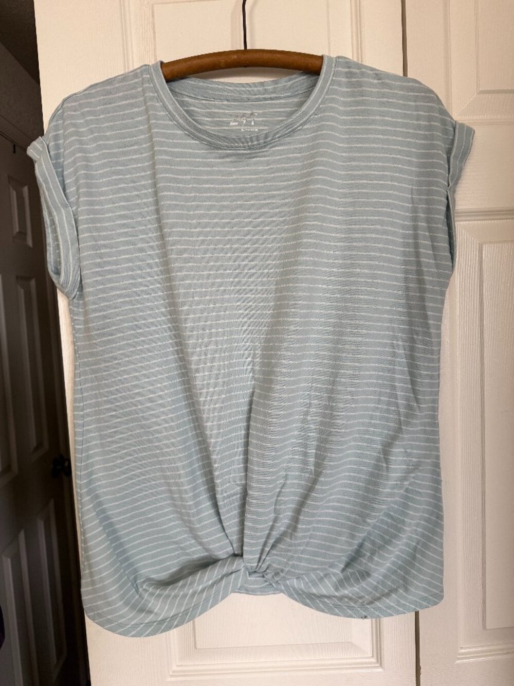 Short sleeve top with twist front hem